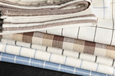 Kumaş peçete siyah masada, yığın, yakın çekim