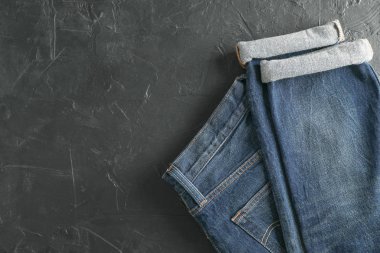 Kot pantolon siyah arka plan, metin için yer üzerinde katlanmış