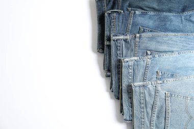 Beyaz arka plan, metin için yer üzerinde izole farklı renkteki kot