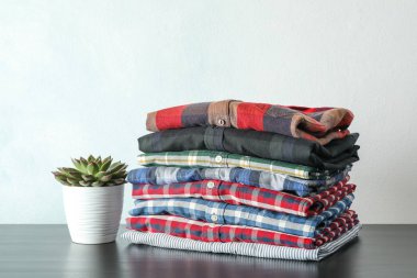 Renkli gömlek ve açık renkli karşı masada etli bitki yığını