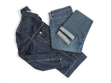 Denim ceket ve kot pantolon beyaz arka plan üzerinde katlanmış