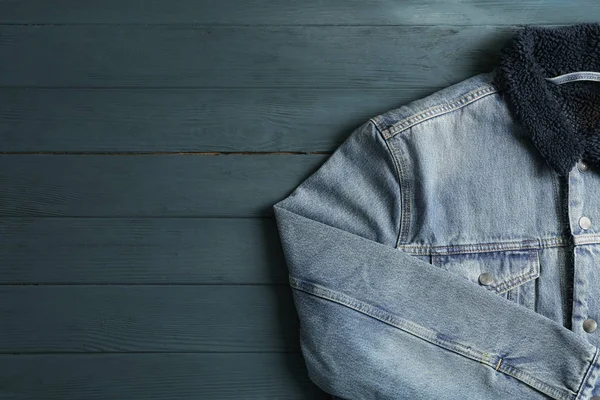 Chaqueta Vaquera Sobre Fondo Madera Espacio Para Texto — Foto de Stock