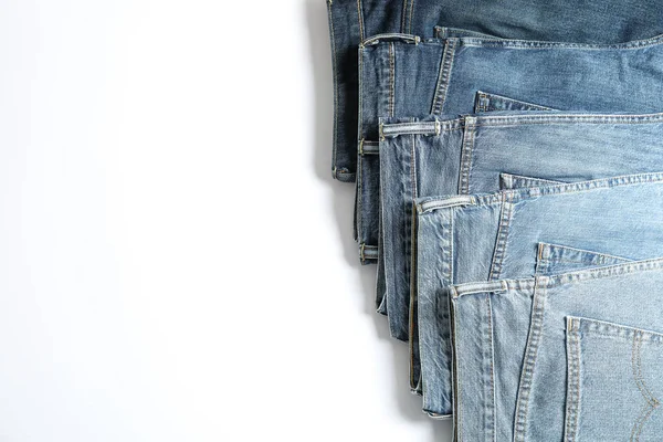 Beyaz arka plan, metin için yer üzerinde izole farklı renkteki kot