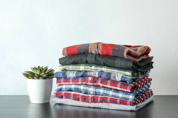 Renkli gömlek ve açık renkli karşı masada etli bitki yığını