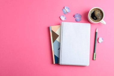 Fincan kahve yaprakları çiçek, copybooks ve renk üzerinde kalem 
