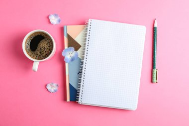 Fincan kahve yaprakları çiçek, copybooks ve renk üzerinde kalem 