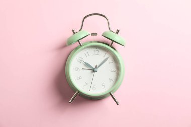 Renk arka plan, metin için yer Retro çalar saat