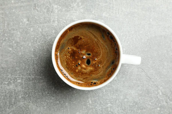 Xícara de café em fundo cinza, espaço para texto — Fotografia de Stock