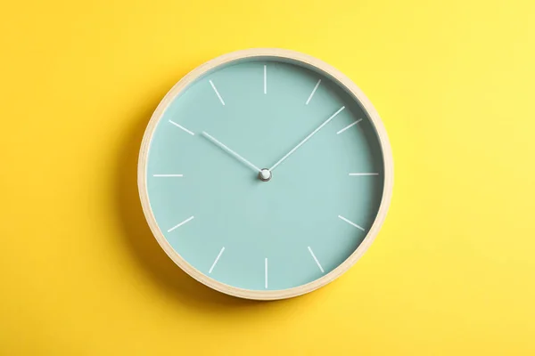 Gran reloj hermoso y elegante sobre fondo amarillo, espacio para el texto —  Fotos de Stock