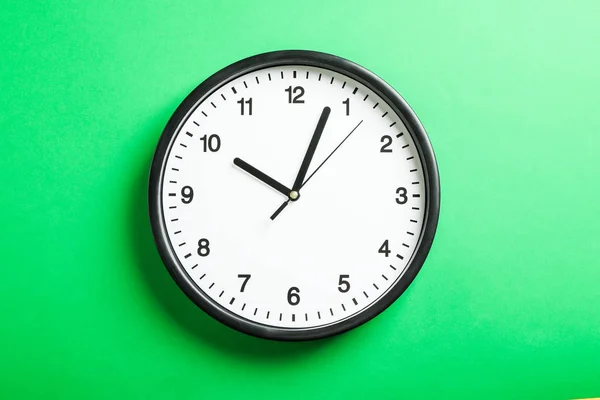 Великий красивий офісний годинник на зеленому фоні, простір для тексту — стокове фото