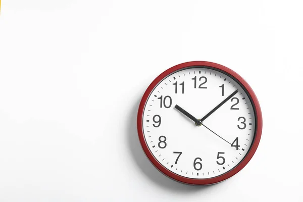 Duży piękny stylowy zegar na białym tle, miejsca na tekst — Zdjęcie stockowe