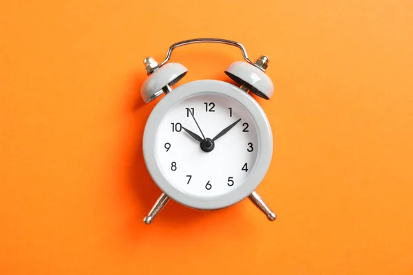 Retro alarm clock on color background, space for text — Stock Photo, Image