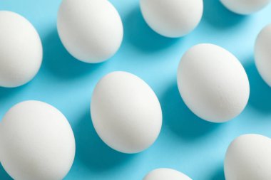 Girintili renkli arka plan üzerinde tavuk yumurtası ile düz yatıyordu kompozisyon