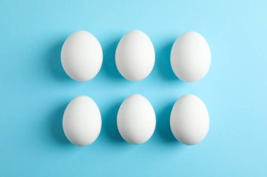 Girintili renkli arka plan üzerinde tavuk yumurtası ile düz yatıyordu kompozisyon