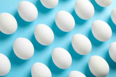 Girintili renkli arka plan üzerinde tavuk yumurtası ile düz yatıyordu kompozisyon