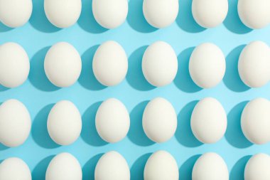 Girintili renkli arka plan üzerinde tavuk yumurtası ile düz yatıyordu kompozisyon