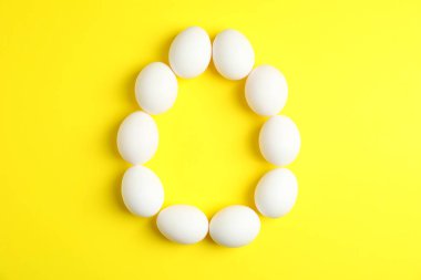 Düz renkli arka plan üzerinde tavuk yumurtası ile kompozisyon yatıyordu spa