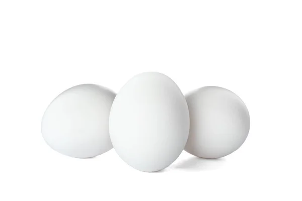 白い背景のいくつかの生の鶏肉卵します。 — ストック写真