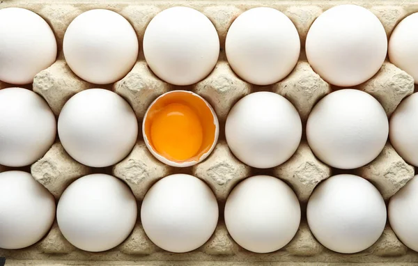 Курячі яйця в картонній коробці як фон, місце для тексту — стокове фото