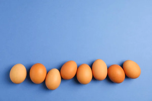 Kyckling ägg på färg bakgrunden, utrymme för text — Stockfoto