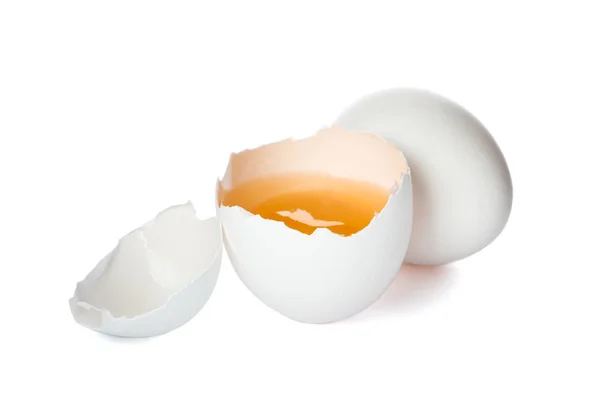 鶏の卵と白い背景に分離された半分の卵黄 — ストック写真
