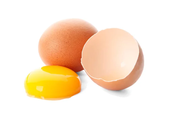 Jaja kurze i pół żółtka na białym tle — Zdjęcie stockowe