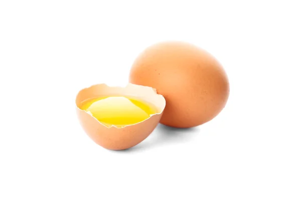 Ovo de galinha e meia gema isolada no fundo branco — Fotografia de Stock