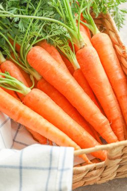 Gri tablo, closeup olgun havuç ile hasır sepet