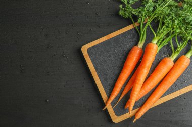 Siyah tablo, metin için yer kurulu ile olgun havuç kesim