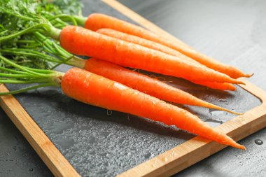 Siyah masada, üstten görünüm kurulu olgun havuç ile kesme