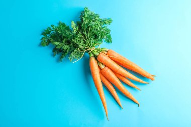 Mavi arka plan, metin için yer üzerinde olgunlaşmış havuç