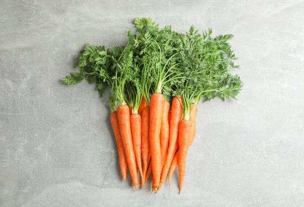 Спелые морковки на сером столе, место для текста — стоковое фото