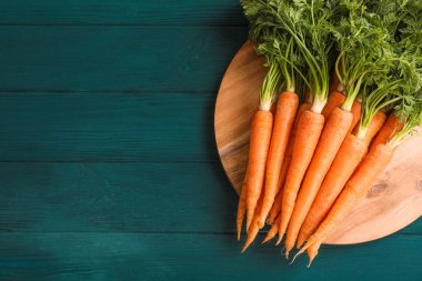 Ahşap masa üzerinde olgunlaşmış havuç ile kesme tahtası