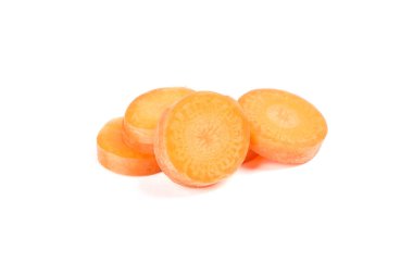 Dilimlenmiş havuç beyaz arka planda izole