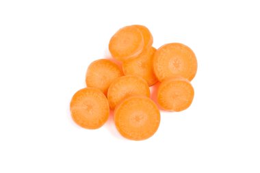 Dilimlenmiş havuç beyaz arka planda izole