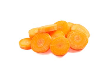 Dilimlenmiş havuç beyaz arka planda izole