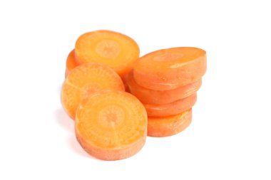 Beyaz arka plan üzerinde izole havuç yığınları