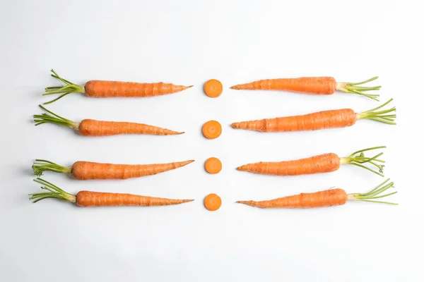 Composición plana con zanahorias frescas maduras sobre fondo blanco — Foto de Stock