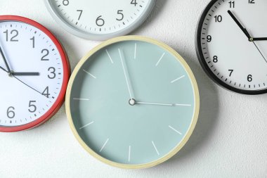 Işık duvarda asılı farklı güzel saatler