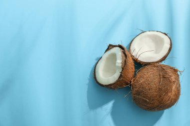 İki renk arka plan üzerinde hangi Split hindistancevizi