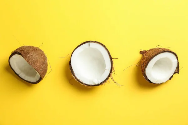Połówki orzecha kokosowego na kolor tła, miejsca na tekst — Zdjęcie stockowe