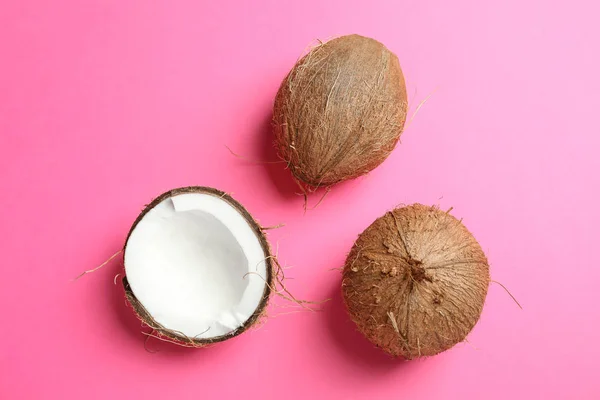 컬러 배경, 텍스트에 대 한 공간에 열 대 코코넛 — 스톡 사진