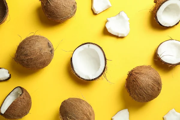 Composizione flat lay con noci di cocco su sfondo colore — Foto Stock