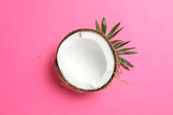 Demi noix de coco tropicale sur fond de couleur, espace pour le texte — Photo