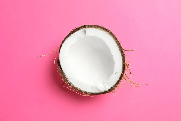 背景色、テキスト用のスペースに半分熱帯ココナッツ — ストック写真