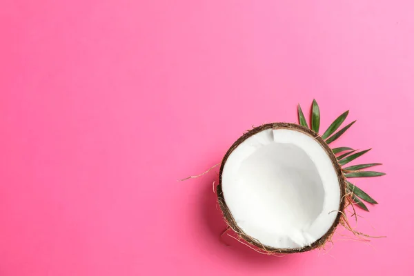 Meio coco tropical sobre fundo de cor, espaço para texto — Fotografia de Stock