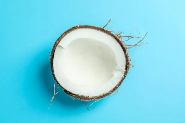 Halbe tropische Kokosnuss auf farbigem Hintergrund, Platz für Text — Stockfoto
