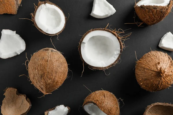 Composizione flat lay con noci di cocco su fondo nero — Foto Stock