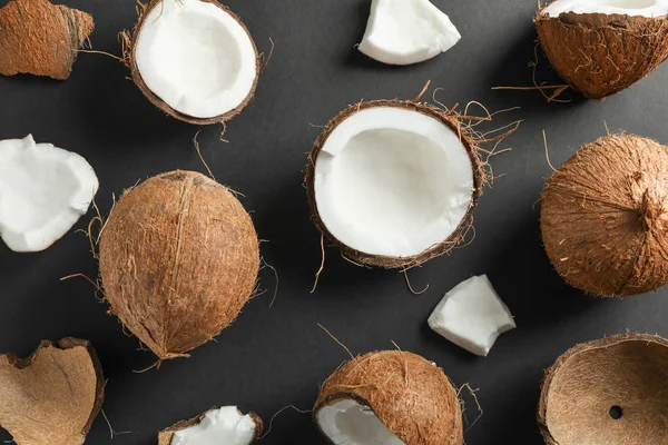 Mieszkanie świeckich skład z kokosów na czarnym tle — Zdjęcie stockowe