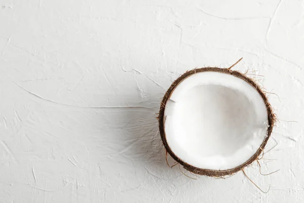 Demi noix de coco tropicale sur fond blanc, espace pour le texte — Photo